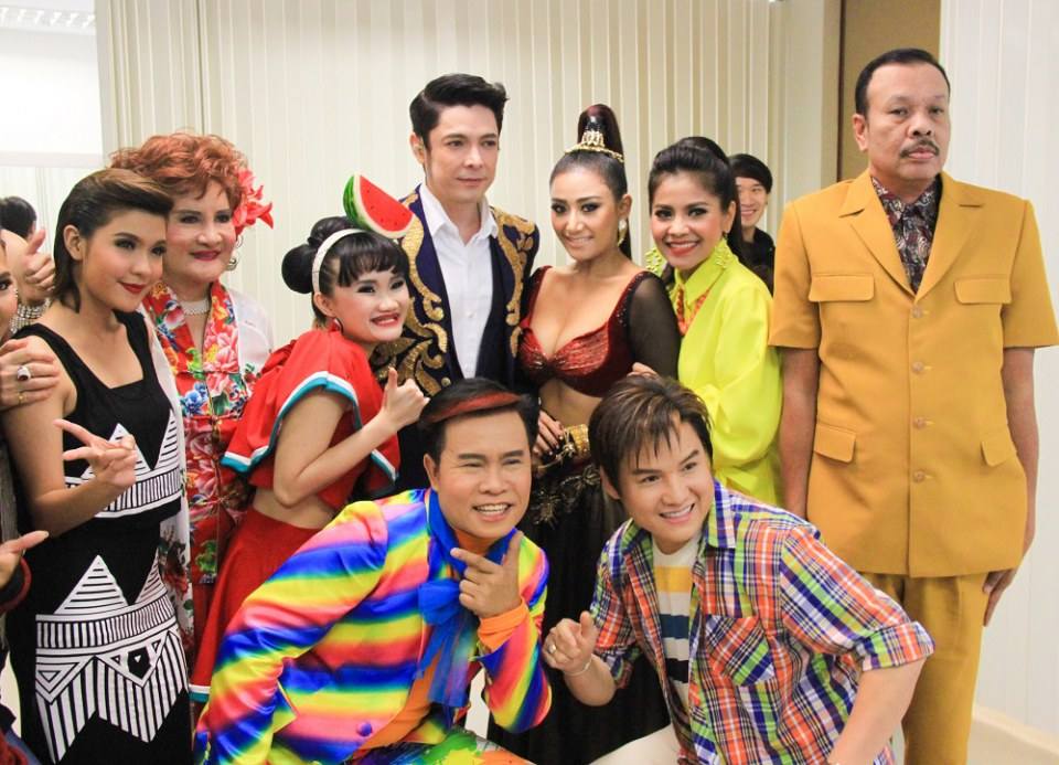 แอน มิตรชัย "แม่ยกแฟนคลับแห่ให้กำลังใจ มาลัยท่วมคอ"