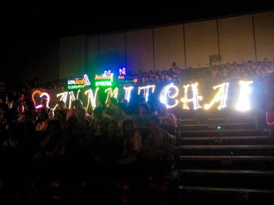 แอน มิตรชัย "แม่ยกแฟนคลับแห่ให้กำลังใจ มาลัยท่วมคอ"