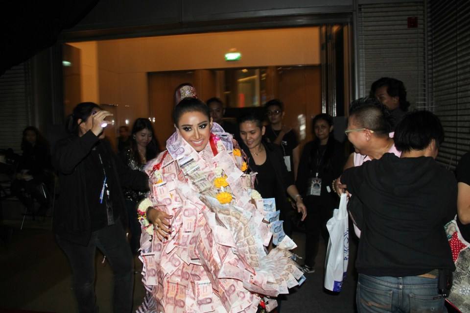 แอน มิตรชัย "แม่ยกแฟนคลับแห่ให้กำลังใจ มาลัยท่วมคอ"