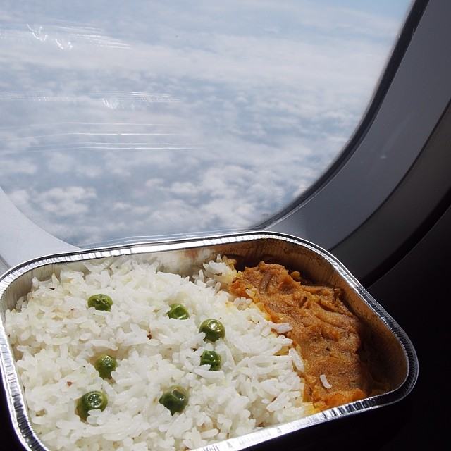 มาดูกันว่า เมื่ออาหารจากครัวสีฟ้ายกมาเสิร์ฟบน AirAsia จะเป็นยังไง