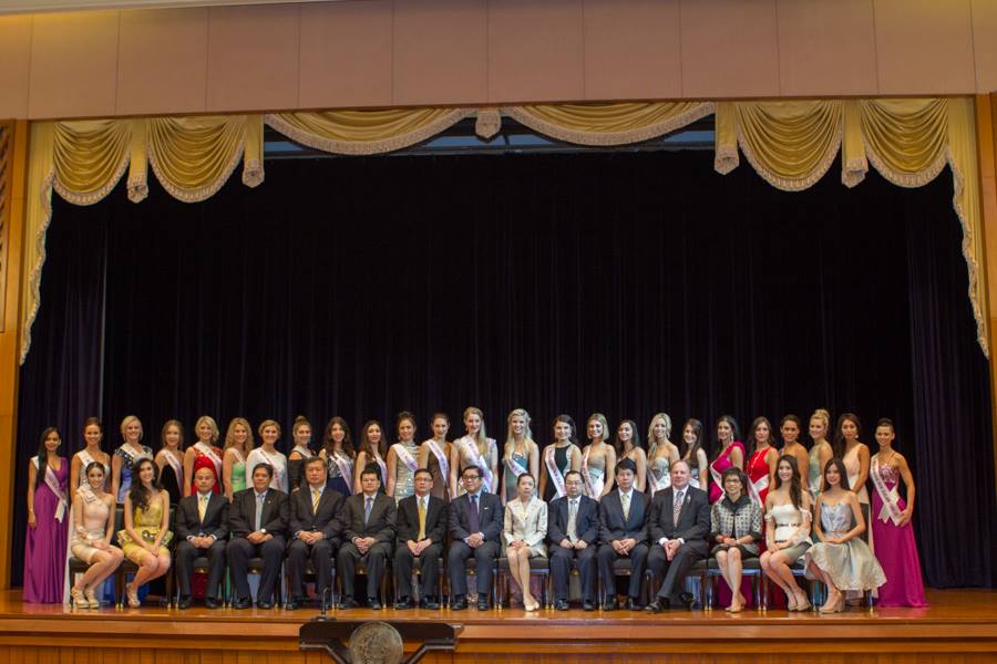 แอลลี่ Miss Universe Thailand ต้อนรับผู้เข้าประกวด Miss Universe New Zealand 2014