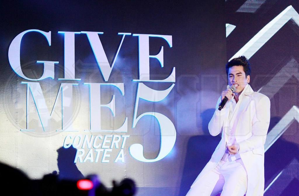 กรี๊ดสุดฟินจิ้นกระจายกับ 5 พระเอกสุดซี๊ด 'GIVE ME 5'