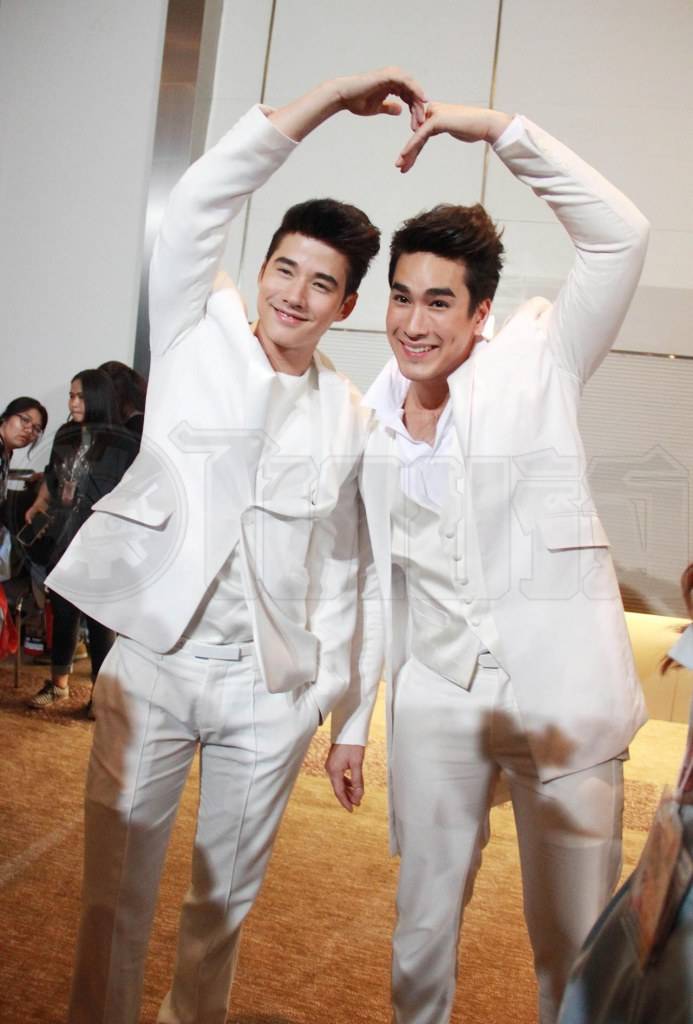 กรี๊ดสุดฟินจิ้นกระจายกับ 5 พระเอกสุดซี๊ด 'GIVE ME 5'
