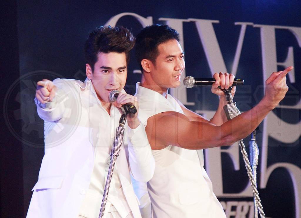กรี๊ดสุดฟินจิ้นกระจายกับ 5 พระเอกสุดซี๊ด 'GIVE ME 5'