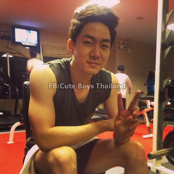 พ่อหนุ่มรูปหล่อ  มีภรรแล้วไหมน้อ  จะขอเดินควงสักวัน  @บารวี 260