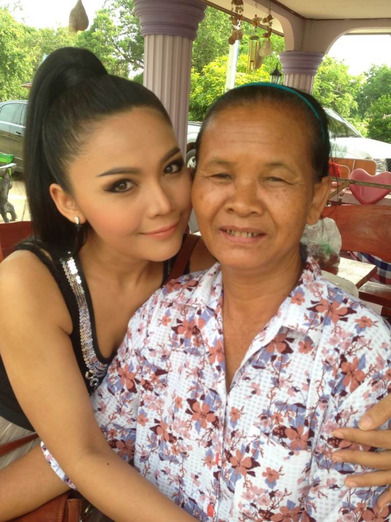 ตั๊กแตน ชลดา กับแม่