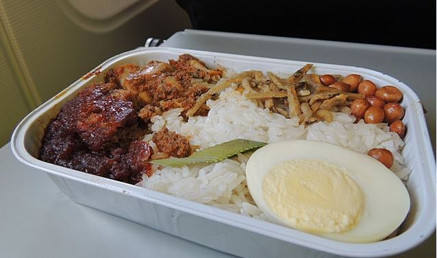 เห็นแล้วน้ำลายไหล อาหารบนเครื่อง AirAsia แซ่บมาก บอกเลย