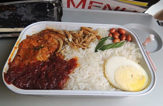 เห็นแล้วน้ำลายไหล อาหารบนเครื่อง AirAsia แซ่บมาก บอกเลย