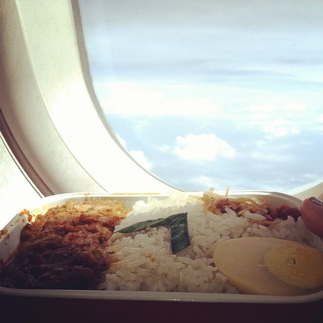 เห็นแล้วน้ำลายไหล อาหารบนเครื่อง AirAsia แซ่บมาก บอกเลย