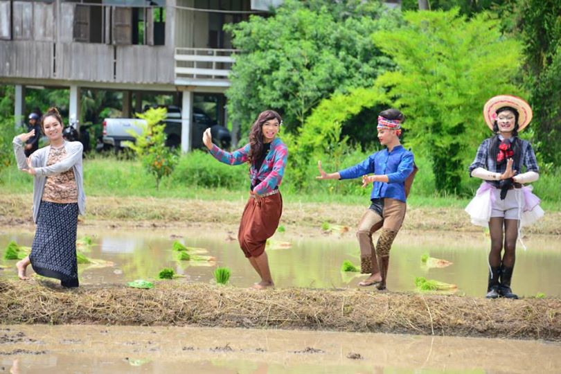 โอ้ย ชุดไปดำนา ปลูกวันแม่เก็บเกี่ยววันพ่อ