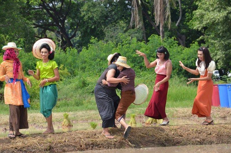 โอ้ย ชุดไปดำนา ปลูกวันแม่เก็บเกี่ยววันพ่อ