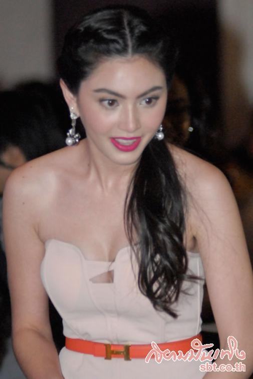 ใหม่ ดาวิกา สลัดลุคใสๆ แบ๊วๆ งัดของดีโชว์ ร่องอกขาวเนียน