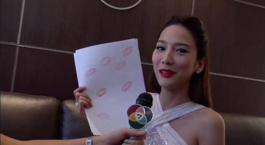 อั้ม พัชราภา จัดกิจกรรมมอบเสื้อรอยจูบพร้อมลายเซ็นสาวอั้ม