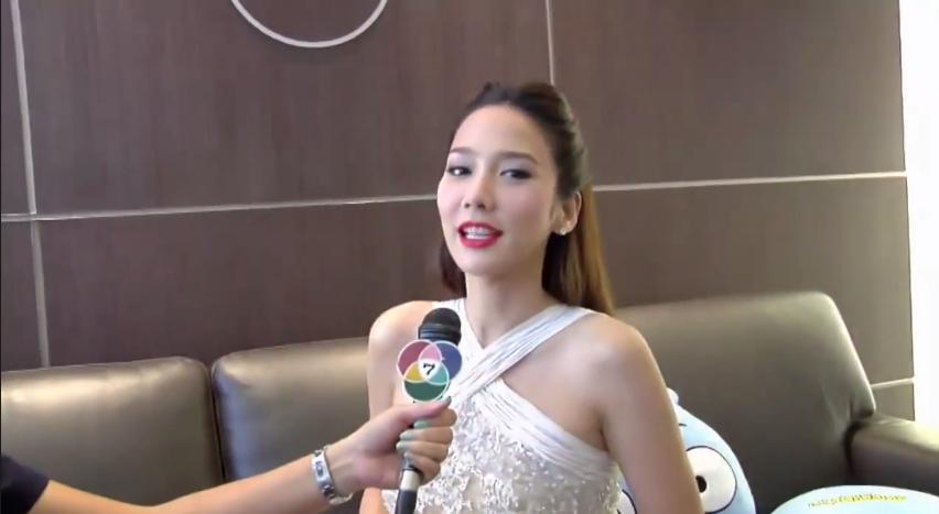 อั้ม พัชราภา จัดกิจกรรมมอบเสื้อรอยจูบพร้อมลายเซ็นสาวอั้ม