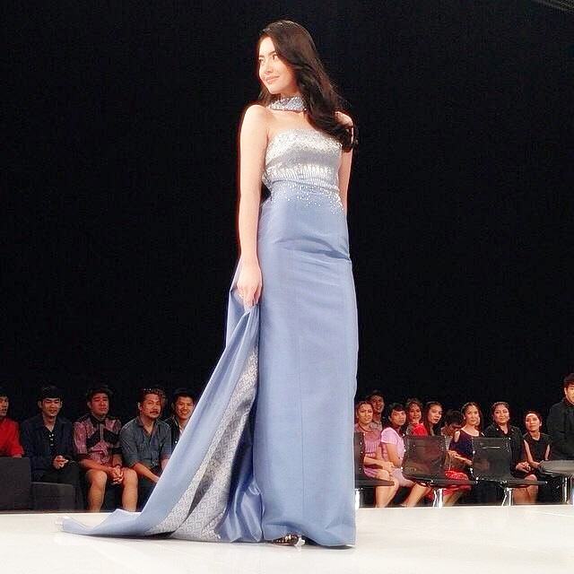 ใหม่-ดาวิกา กับชุดผ้าไทยสวยๆ ในรายการงานทอฟ้าผ้าไทย