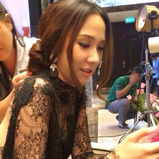 'ใคร' จัดการกับลุคนี้ออกมาได้ 'เป๊ะ' กว่ากัน >>> ใหม่ ดาวิกา VS อั้ม พัชราภา!!