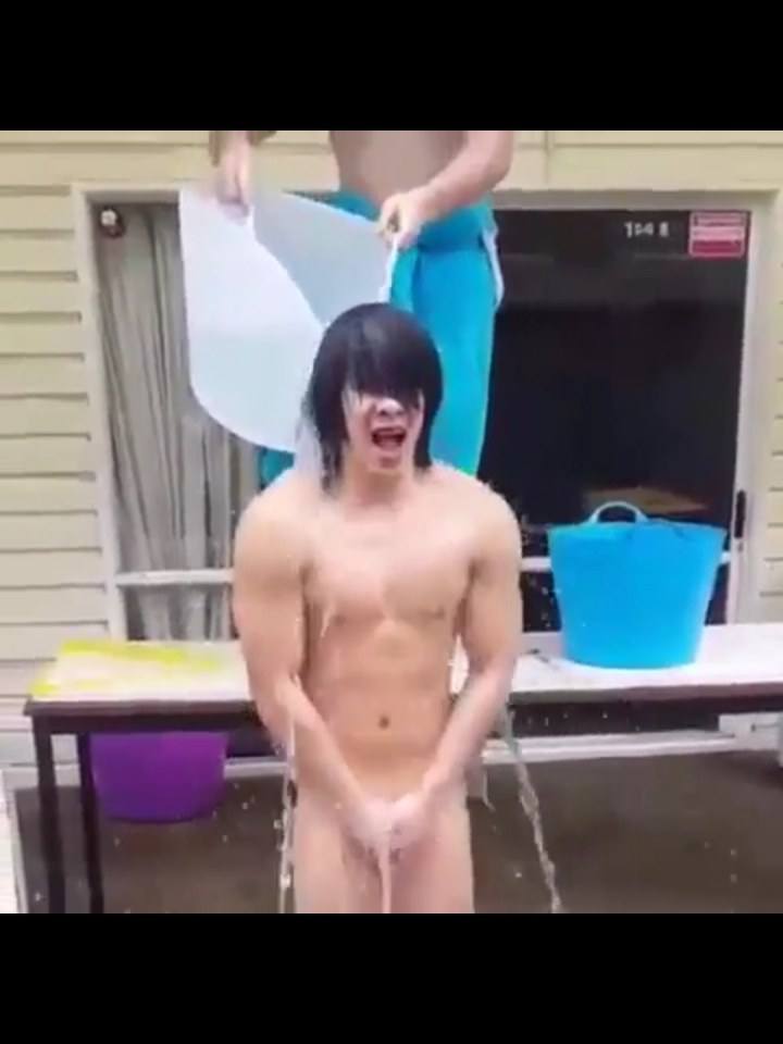 น้องเอิร์น นายแบบ #ice bucket challenge. แก้ผ้าจ้า