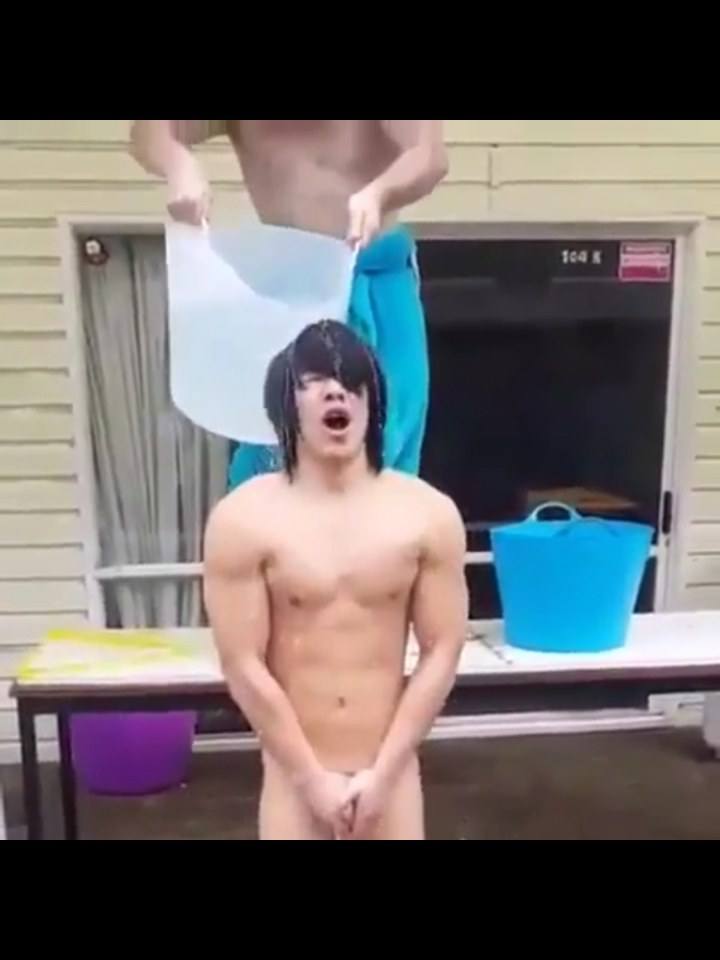 น้องเอิร์น นายแบบ #ice bucket challenge. แก้ผ้าจ้า