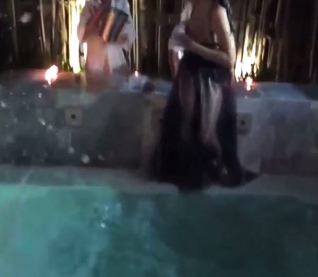 อั้ม พัชราภา Ice Bucket ตามคำท้า 8 ไฮโซ ไม่ทันถึง 1 ชั่วโมง คนกด like ไปเกือบ 9 หมื่นเเล้ว