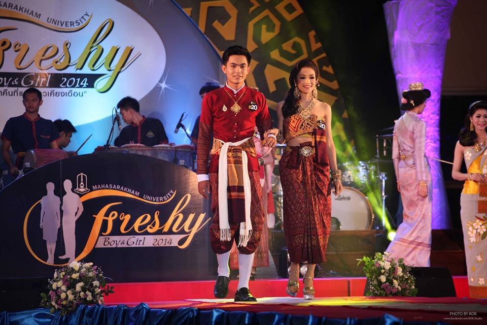 ค่ำคืนที่ดาวเคียงเดือน Freshy Boys & Girl 2014วันที่30สิงหาคม2557 อาคารพละศึกษา มหาวิทยาลัยมหาสารคาม