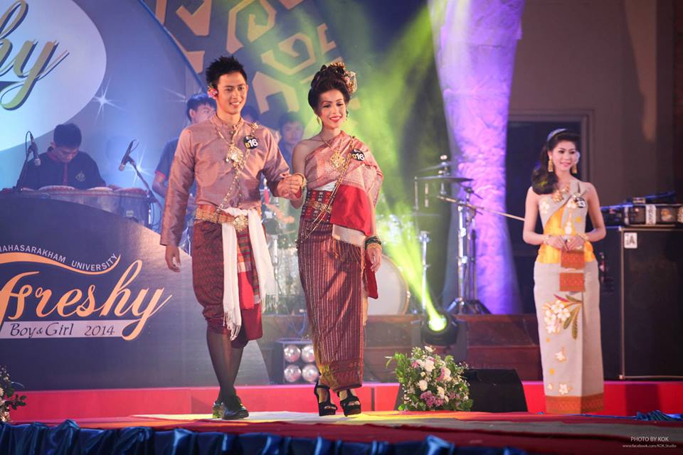 ค่ำคืนที่ดาวเคียงเดือน Freshy Boys & Girl 2014วันที่30สิงหาคม2557 อาคารพละศึกษา มหาวิทยาลัยมหาสารคาม