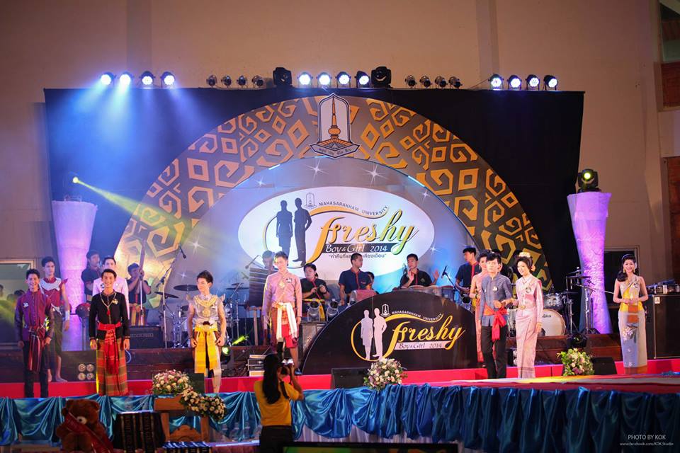 ค่ำคืนที่ดาวเคียงเดือน Freshy Boys & Girl 2014วันที่30สิงหาคม2557 อาคารพละศึกษา มหาวิทยาลัยมหาสารคาม