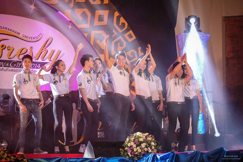 ค่ำคืนที่ดาวเคียงเดือน Freshy Boys & Girl 2014วันที่30สิงหาคม2557 อาคารพละศึกษา มหาวิทยาลัยมหาสารคาม