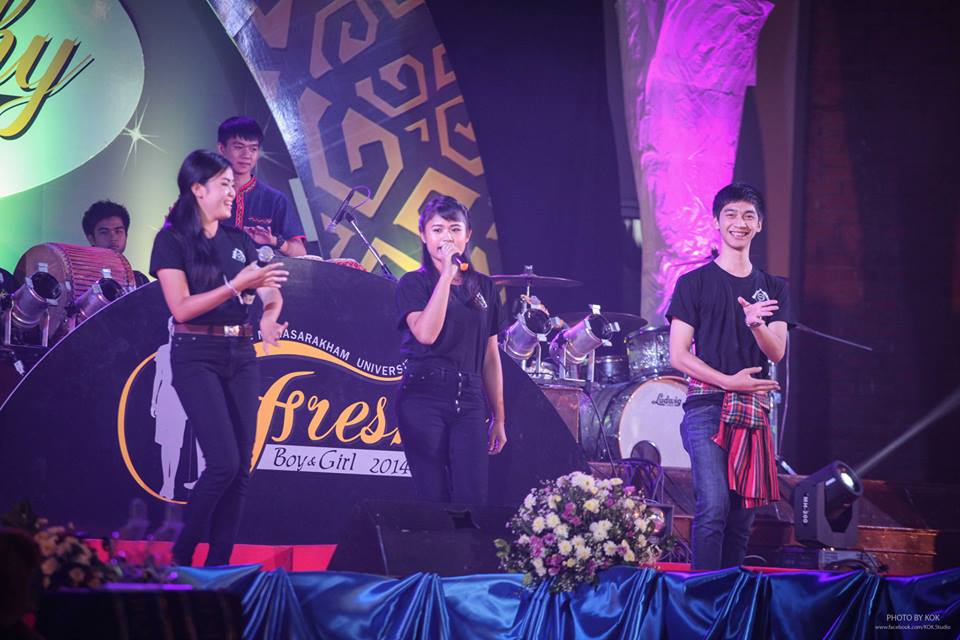 ค่ำคืนที่ดาวเคียงเดือน Freshy Boys & Girl 2014วันที่30สิงหาคม2557 อาคารพละศึกษา มหาวิทยาลัยมหาสารคาม