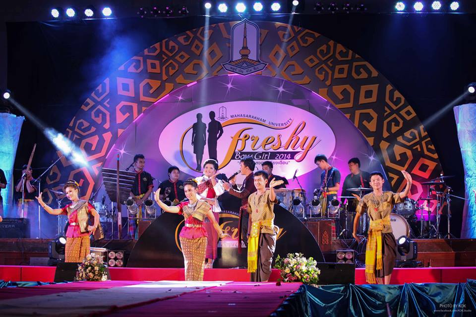 ค่ำคืนที่ดาวเคียงเดือน Freshy Boys & Girl 2014วันที่30สิงหาคม2557 อาคารพละศึกษา มหาวิทยาลัยมหาสารคาม