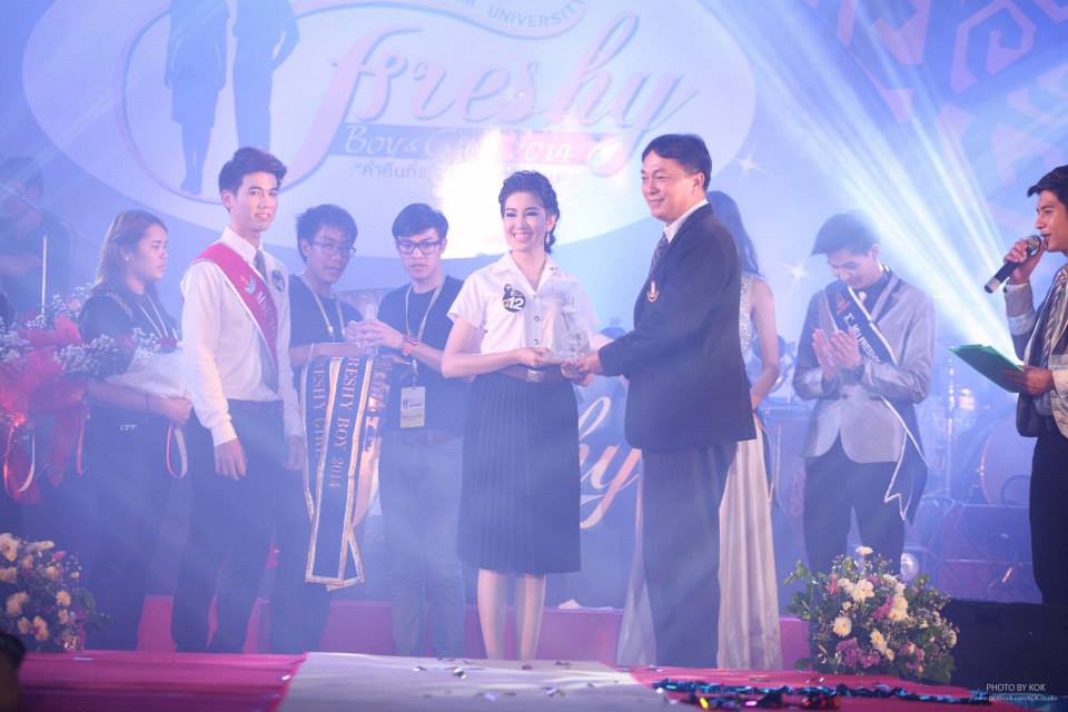ค่ำคืนที่ดาวเคียงเดือน Freshy Boys & Girl 2014วันที่30สิงหาคม2557 อาคารพละศึกษา มหาวิทยาลัยมหาสารคาม