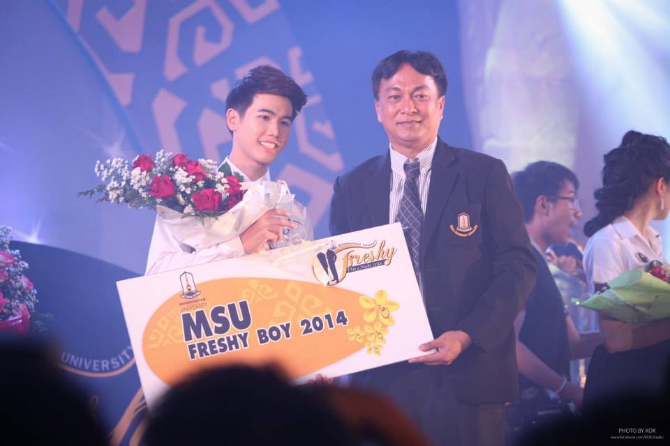 ค่ำคืนที่ดาวเคียงเดือน Freshy Boys & Girl 2014วันที่30สิงหาคม2557 อาคารพละศึกษา มหาวิทยาลัยมหาสารคาม