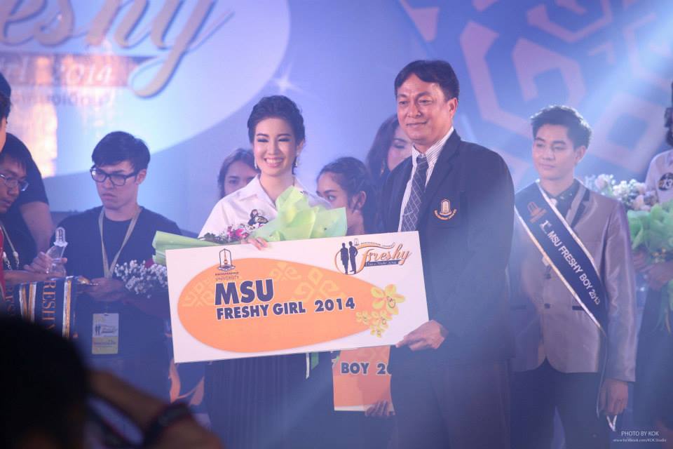 ค่ำคืนที่ดาวเคียงเดือน Freshy Boys & Girl 2014วันที่30สิงหาคม2557 อาคารพละศึกษา มหาวิทยาลัยมหาสารคาม