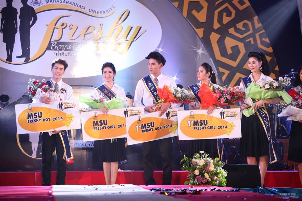 ค่ำคืนที่ดาวเคียงเดือน Freshy Boys & Girl 2014วันที่30สิงหาคม2557 อาคารพละศึกษา มหาวิทยาลัยมหาสารคาม