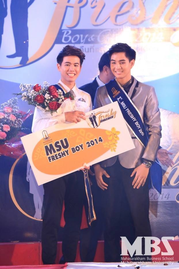 ค่ำคืนที่ดาวเคียงเดือน Freshy Boys & Girl 2014วันที่30สิงหาคม2557 อาคารพละศึกษา มหาวิทยาลัยมหาสารคาม