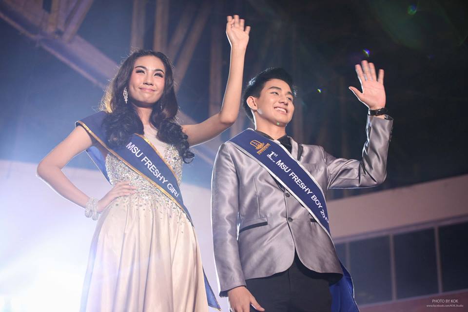 ค่ำคืนที่ดาวเคียงเดือน Freshy Boys & Girl 2014วันที่30สิงหาคม2557 อาคารพละศึกษา มหาวิทยาลัยมหาสารคาม
