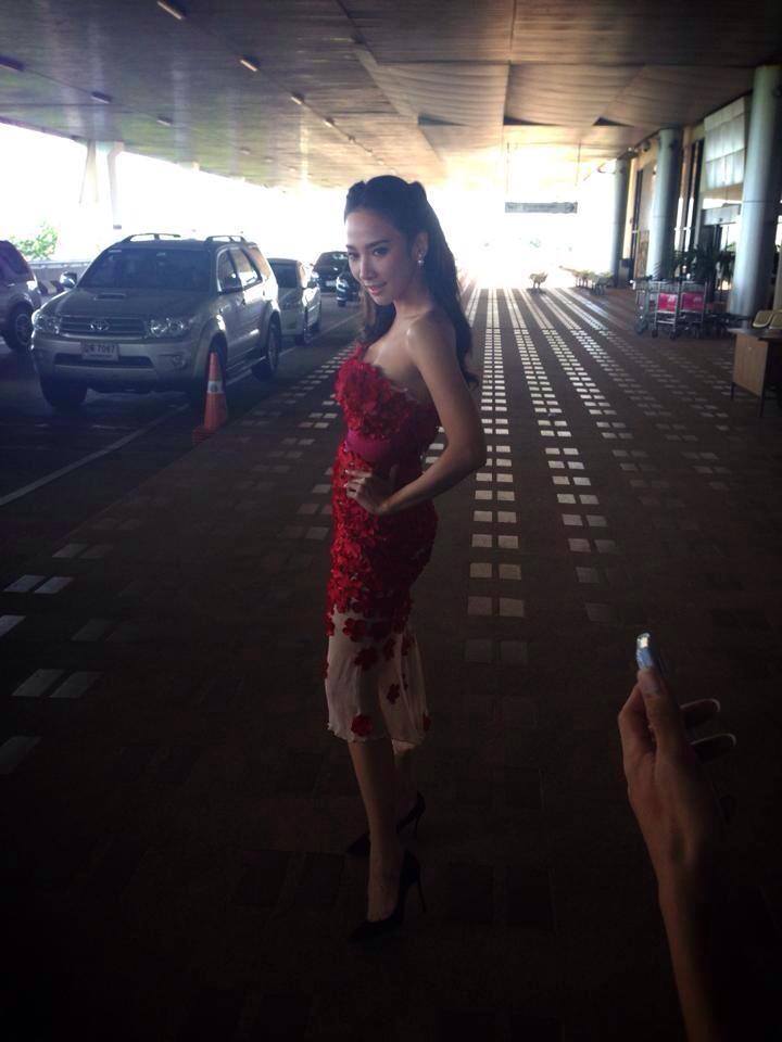 ปลื้มเเทนจริงๆ ประชาชนรุมดูซุปเปอร์สตาร์เบอร์1ของไทย อั้ม พัชราภา!! FC ให้กำลังใจเพียบ