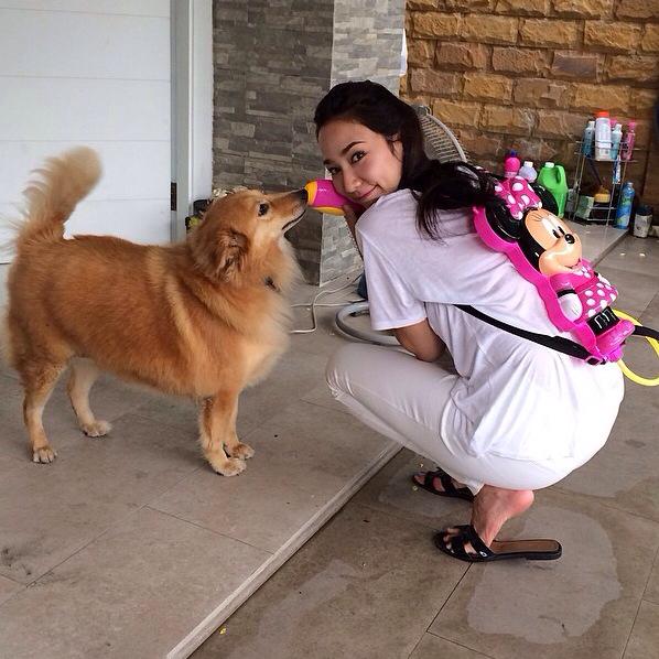 อั้ม พัชราภา ลุคใสๆกับบรรดาสุนัขที่น่ารักของเธอ