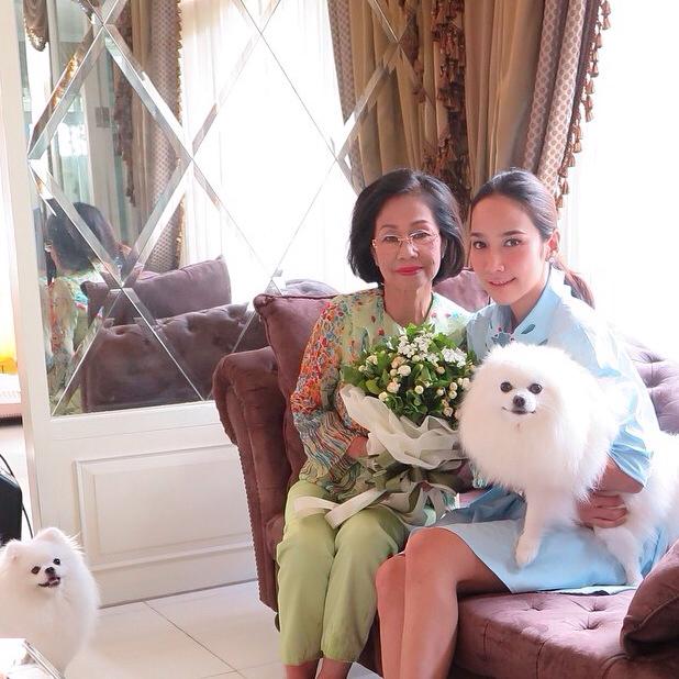 อั้ม พัชราภา ลุคใสๆกับบรรดาสุนัขที่น่ารักของเธอ