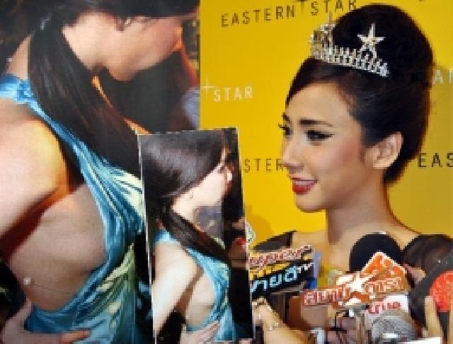 เซ็กซี่่...ดีกรี"อั้ม" อวดอกล้นทะลัก!!