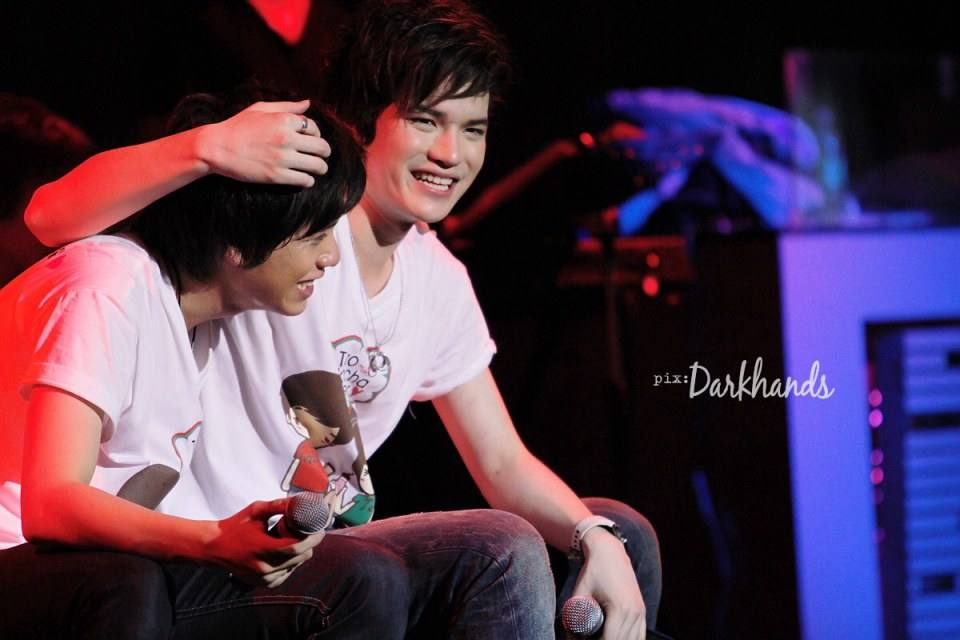 กอด