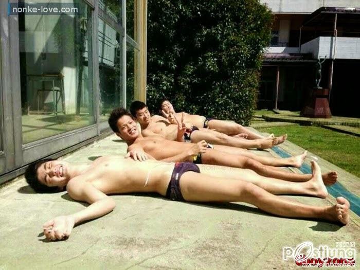 ผู้ชายเล่นกัน