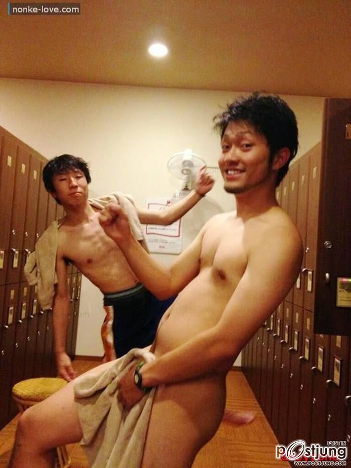 ผู้ชายเล่นกัน