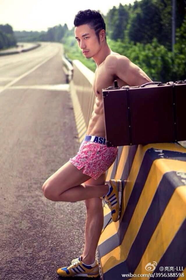 ตี๋หล่อล่ำ