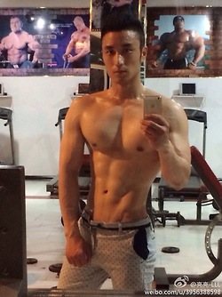 ตี๋หล่อล่ำ