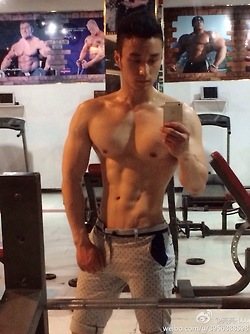 ตี๋หล่อล่ำ