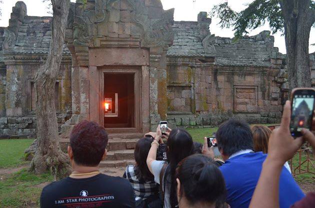 นักท่องเที่ยวแห่ชมปรากฏการณ์พระอาทิตย์ขึ้นตรง15ช่องประตูปราสาทพนนมรุ้ง