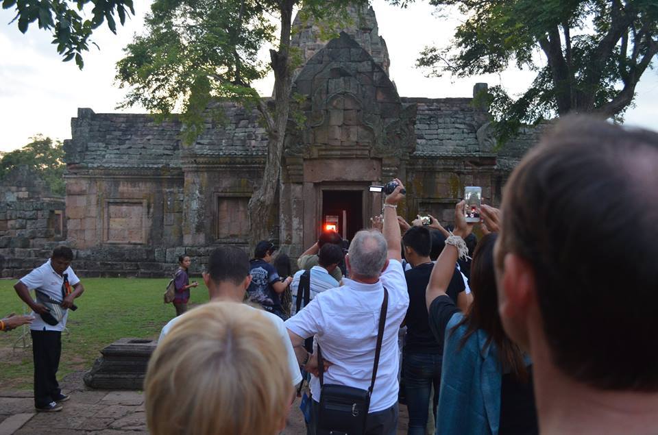 นักท่องเที่ยวแห่ชมปรากฏการณ์พระอาทิตย์ขึ้นตรง15ช่องประตูปราสาทพนนมรุ้ง