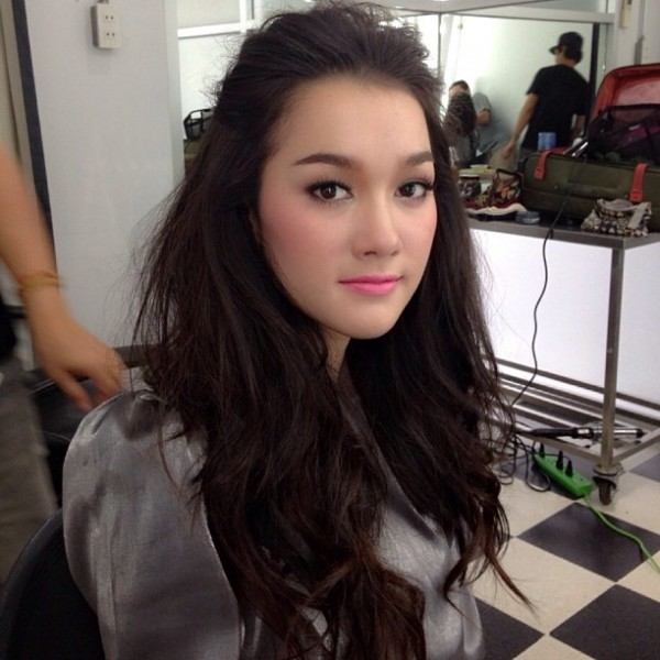 เกิดอะไรขึ้น ???   "เดียร์น่า" ดาวรุ่งช่อง3 ถูกปลดละคร2เรื่องรวด