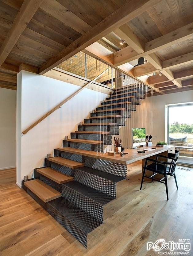Earthy Timber Clad Interiors vs. Urban Glass Exteriors: Cottage Design by Bates Masi Architects