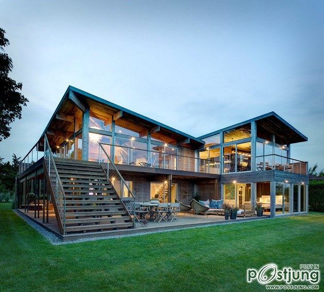 Earthy Timber Clad Interiors vs. Urban Glass Exteriors: Cottage Design by Bates Masi Architects